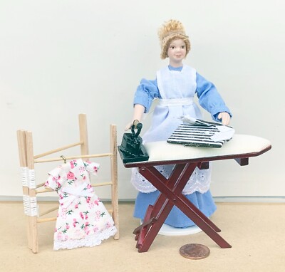 Puppenhaus Maid Doing The Weekly Wash & Bügeln Maßstab 1:12 Miniatur Tumdee