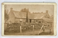 Raro Antiguo CDV Foto Casa Exterior Piedra Valla Hombre Arquitectura Victoriana