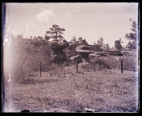 LATE 1800s  EARLY 1900s GLASS NEGATIVE; INTERESTING ROCK FORMATION, NH? WEST USA - Picture 1 of 2