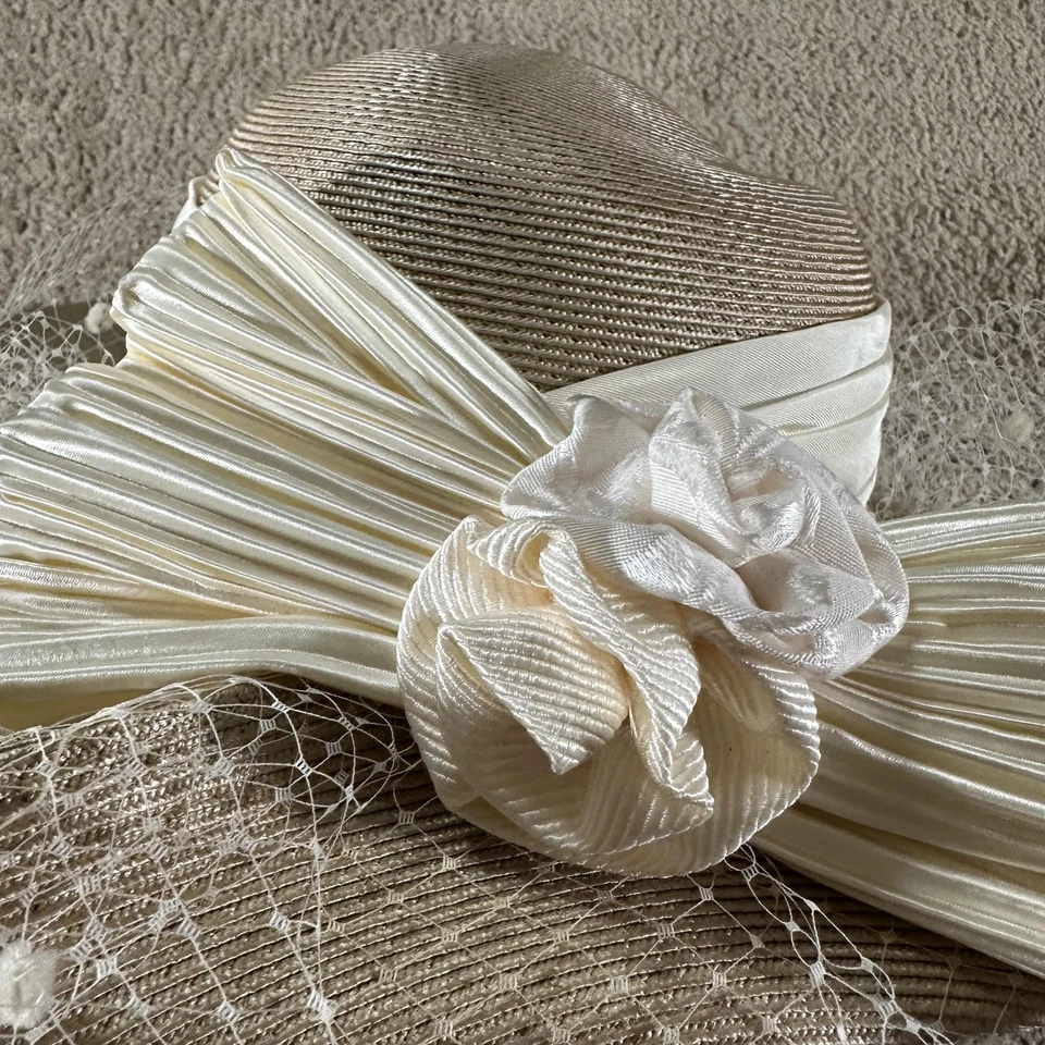Sombrero Whittall & Shon Ala Ancha Derby Velo Lazo Flor Marfil Crema Mujer Elegante Foto 3 de 4