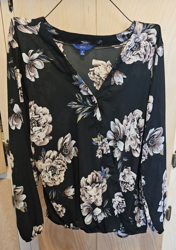 C2- Apt. 9 Ladies Size M V Neck Tie Neck Floral Long Sleeved Top
