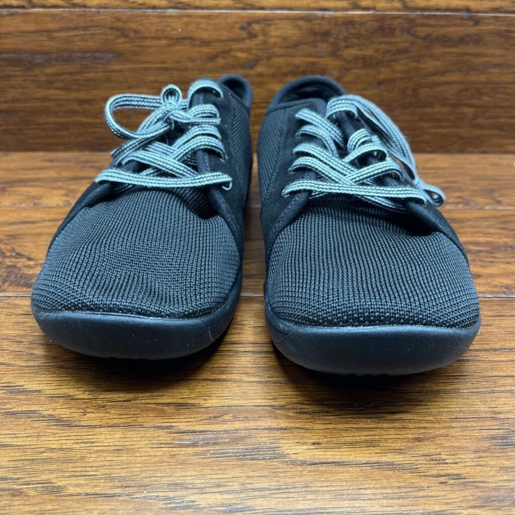 Shoes store for minimalists