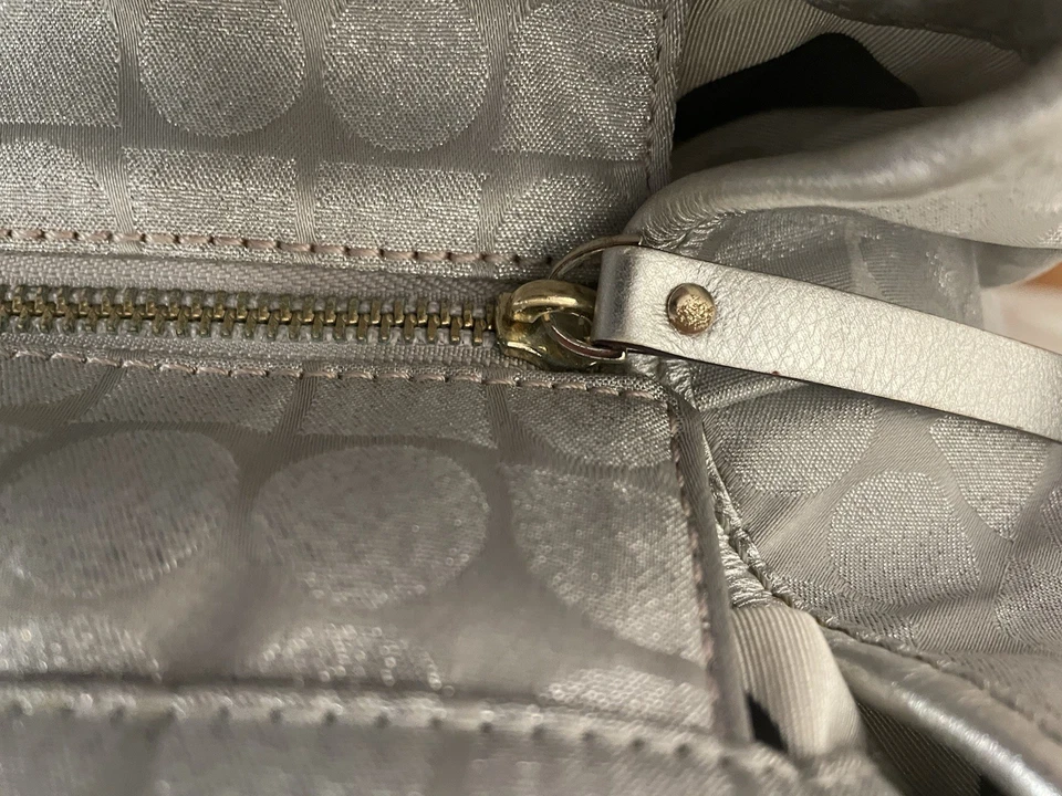 Bolso de Hombro Kate Spade Plateado Interior Lunares Negro Blanco Excelente Foto 4 de 4