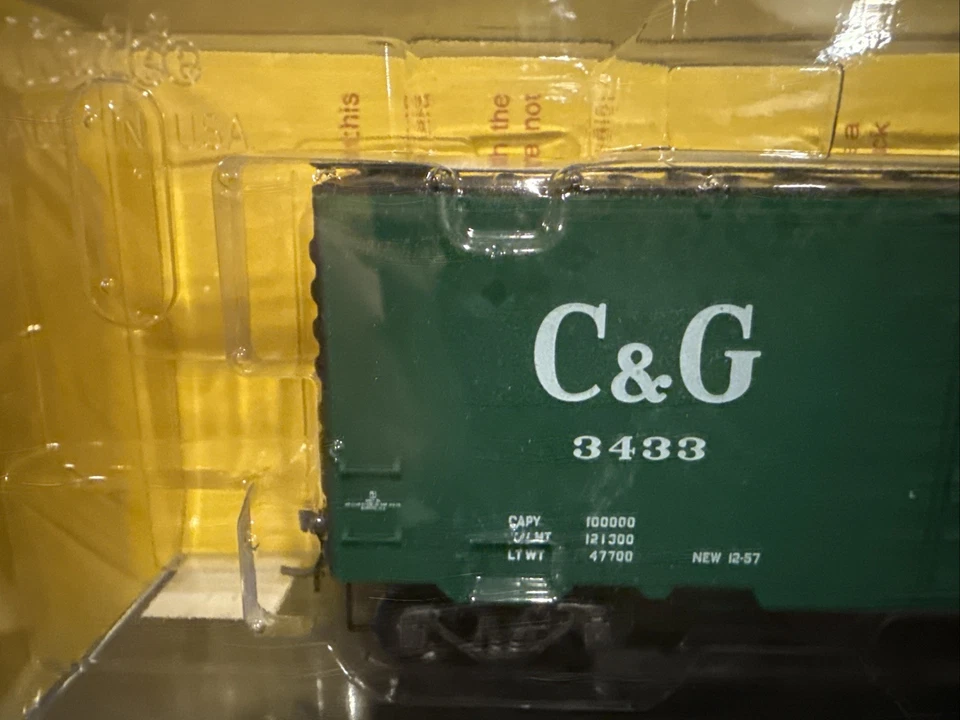 Kadee 5258 Columbus & Greenville Road #3433 40' PS-1 Boxcar W/ 2100 Scale Couple - Image 2 of 4