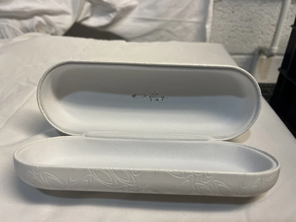 Gafas de sol Oakley blancas duras en relieve con funda protectora de limpieza Foto 2 de 4