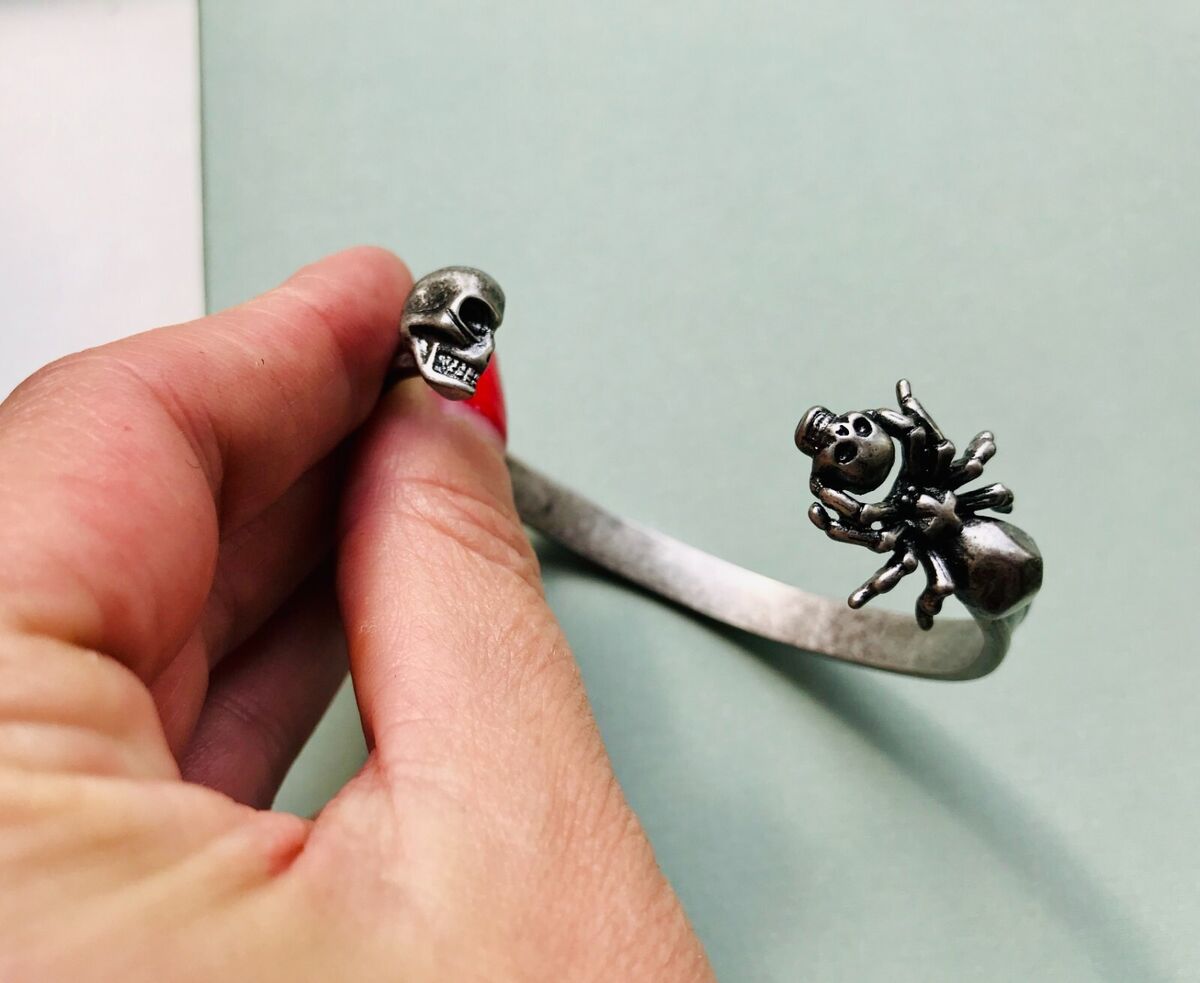 ALEXANDER MCQUEEN SIGNED SKULL & SKULL WITH SPIDER SILVER ALEXANDER MCQUEEN SIGNED SKULL & SKULL WITH SPIDER SILVER