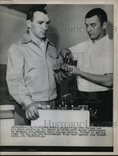 1960 Press Photo Gene Fullmer on ultra-sonic muscle conditioner by Marshall Cook