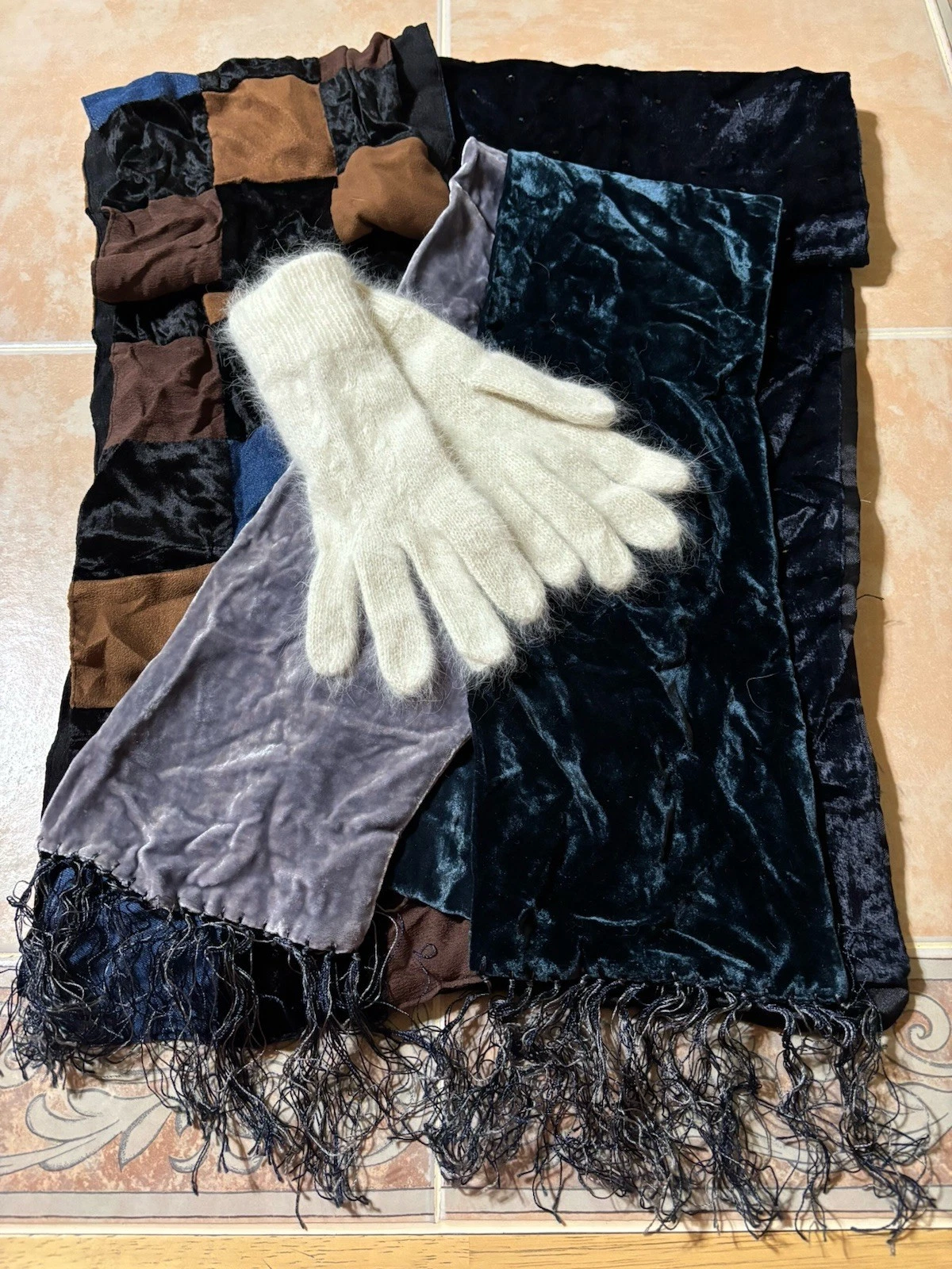 Lot Of 3 Womans Winter Scarves/1 Pair Gloves/Gorgeous Colors/Very Stylish