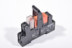 Реле втычное rt424024