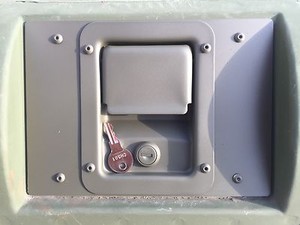 KEY-LOCKING-SLANTBACK-HANDLE-REAR-EXTERIOR-HATCH-LATCH-PLATE-GREEN-M1045-M1043
