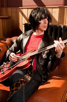 Portrait of musician Barrie Cadogan with his Gibson cherry red 196- Old Photo 2