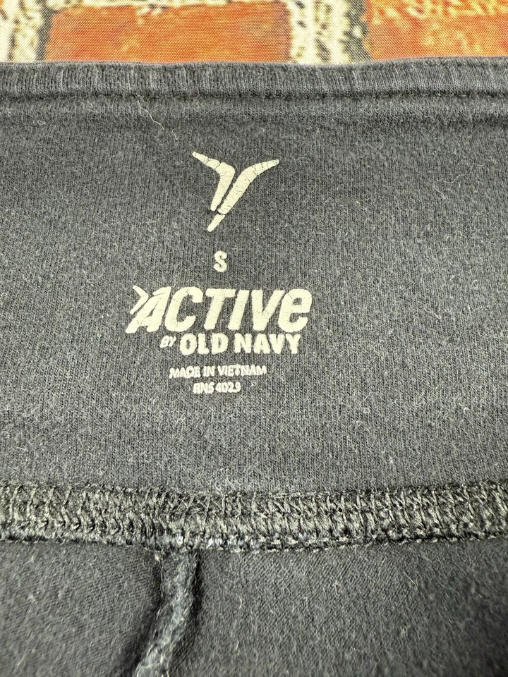 Calça de ioga atlética preta cintura extra alta Old Navy tamanho pequeno - Imagem 2 de 4