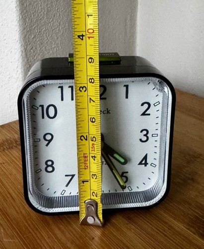 Pluteck Alarm Clock Analog Quiet-No Ticking Nightlight & Snooze Button Batteries - Picture 11 of 14