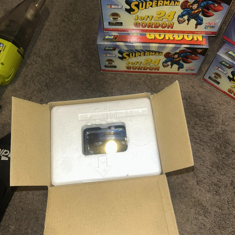 Action #24 Dupont Superman Jeff Gordon 1999 Chevy Monte Carlo 1/24 - Imagem 3 de 4