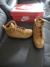 Nib Boys Nike Manoa Ltr Hiking Boots Size 4 Youth Wheat Lightweight Leather 