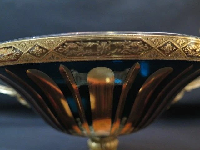 LF44753EC: Cuenco de vidrio de corte de color estilo francés con superposición dorada y montaje de bronce Foto 3 de 4