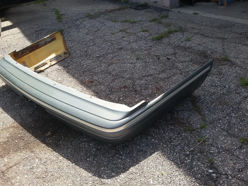 Cubierta del parachoques trasero Lincoln Town Car 1995-97 OEM - ¡¡Gris sin envío!!!  Foto 3 de 3