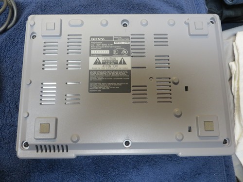 SONY PLAY STATION 1 SCPH-7501 WITH 2 CONTROLS 1 ORIGINAL SONY & 1 TILT FORCE 2 - Picture 3 of 6