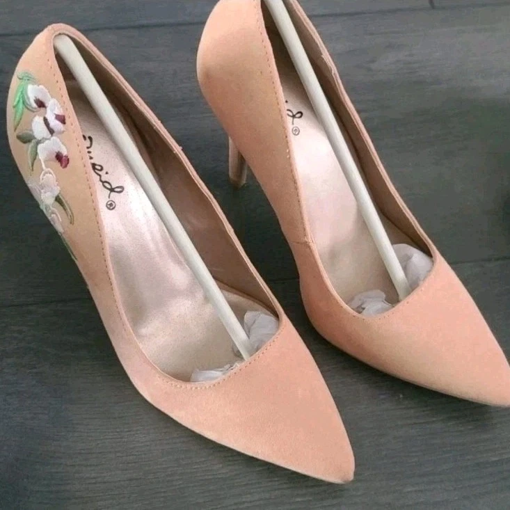 Qupid Milia-83 Blush Suede Floral Embroidered Stiletto Pumps Heels Sz 6 New - Image 4 of 4