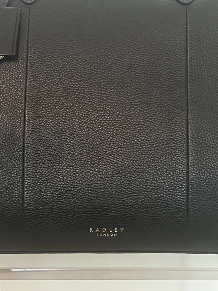 Bolso de mano para mujer Radley London Furze Lane grande de cuero negro con cremallera superior Foto 2 de 4