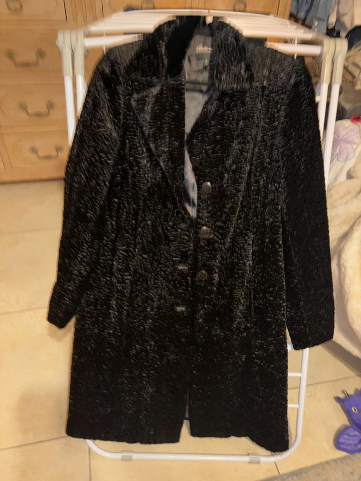 Abrigo para mujer Arden B negro texturizado aplastado talla grande Foto 2 de 4