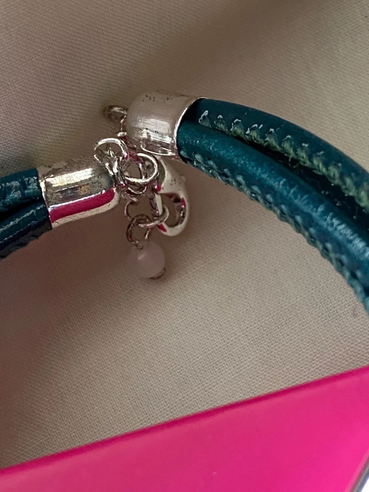 Pulsera Avon turquesa y plata con correa de imitación de cuero y cierre ajustable Foto 4 de 4