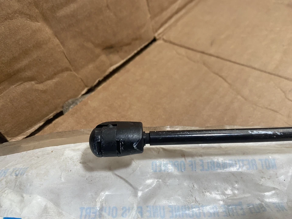 Puntal capó GM 25654009, lado izquierdo o derecho -- 1997 - 99 Cadillac DeVille Seville Foto 4 de 4