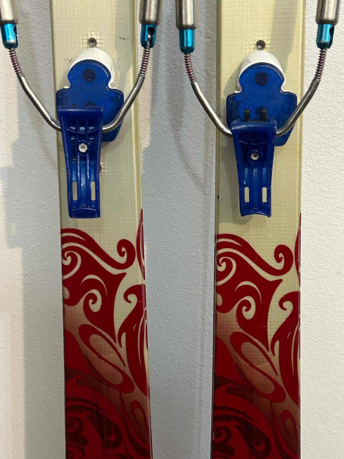 K2 Schi She Devil Women's Telemark Skis 174 cm. Targa G3 Bindings FRESH