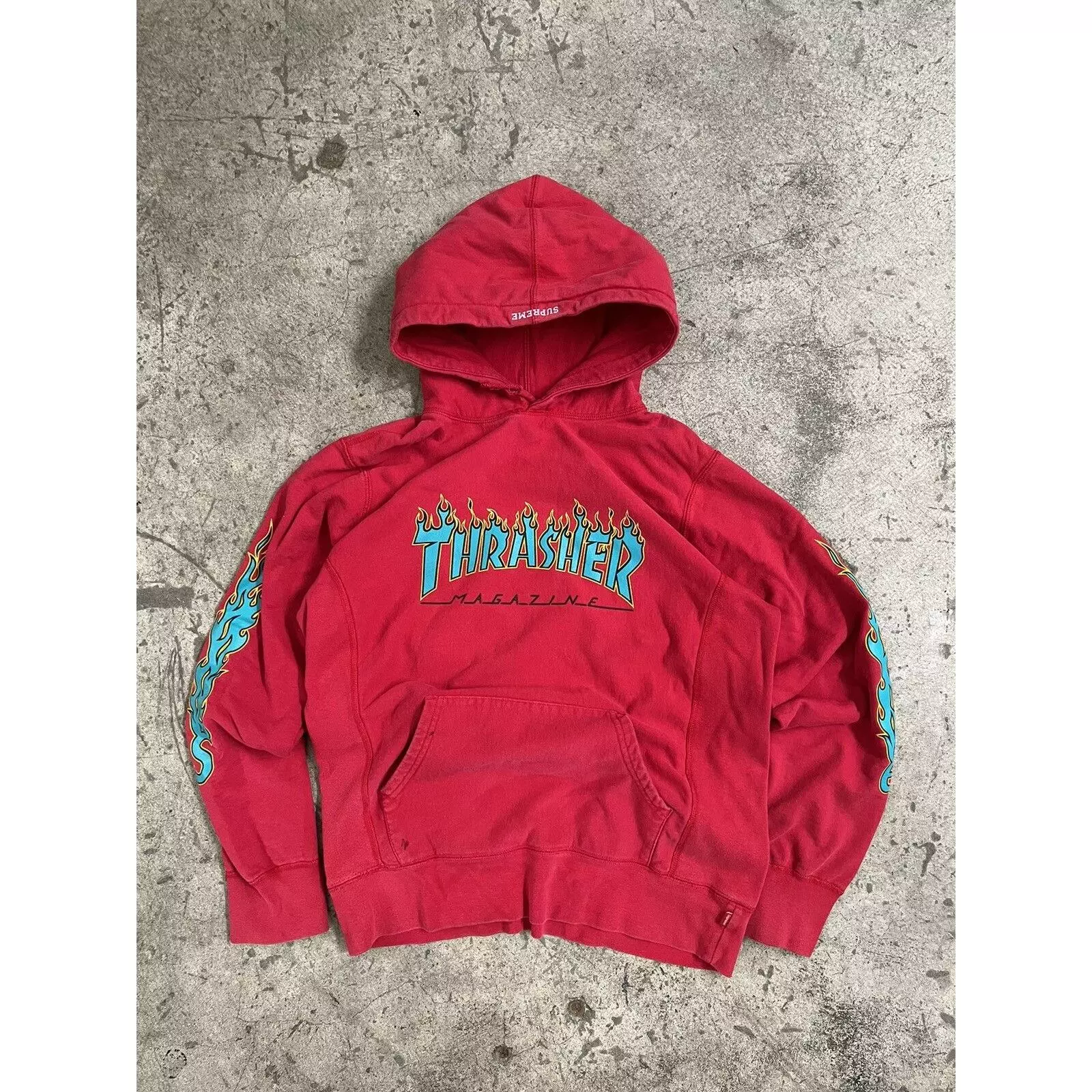 Pull à capuche rouge vieilli Supreme Thrasher L