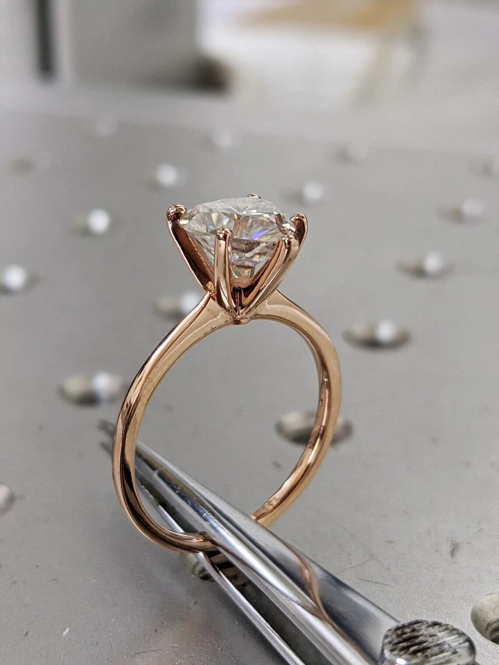 Anillo solitario de diamantes cultivados en laboratorio con corte de corazón de 2,00 quilates de oro rosa de 14 kt Foto 4 de 4