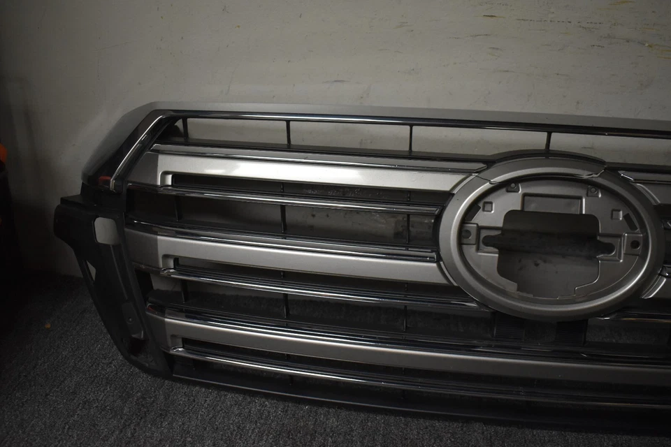 Toyota Land Cruiser 2016-2020 parrilla de fábrica OEM Foto 2 de 4