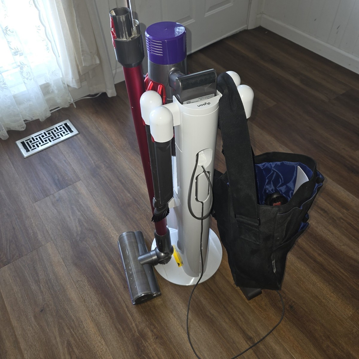 Dyson Cyclone V10 Animal Vacuum Cleaner w/Extra Tools & Charging