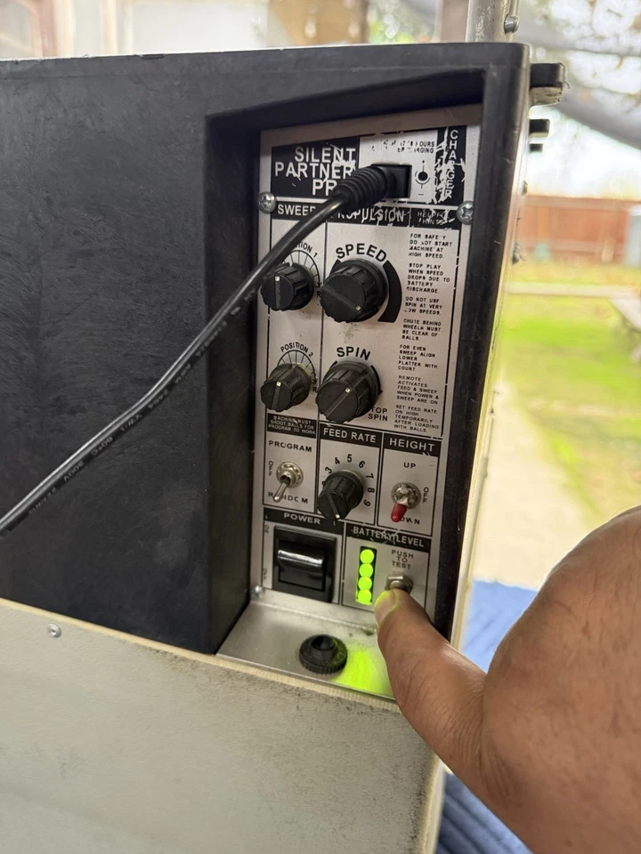 Máquina de lanzar pelotas de tenis Silent Partner Pro Foto 2 de 4