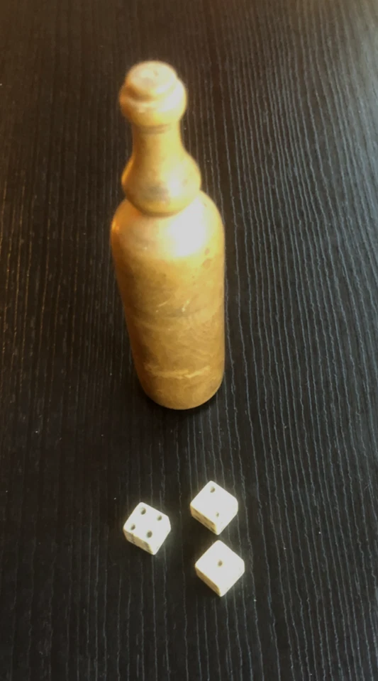 ANCIEN JEU MINIATURE BOUTEILLE EN BOIS ET 3 DES EN OS LE 421 DÉBUT XX e - Photo 1/4