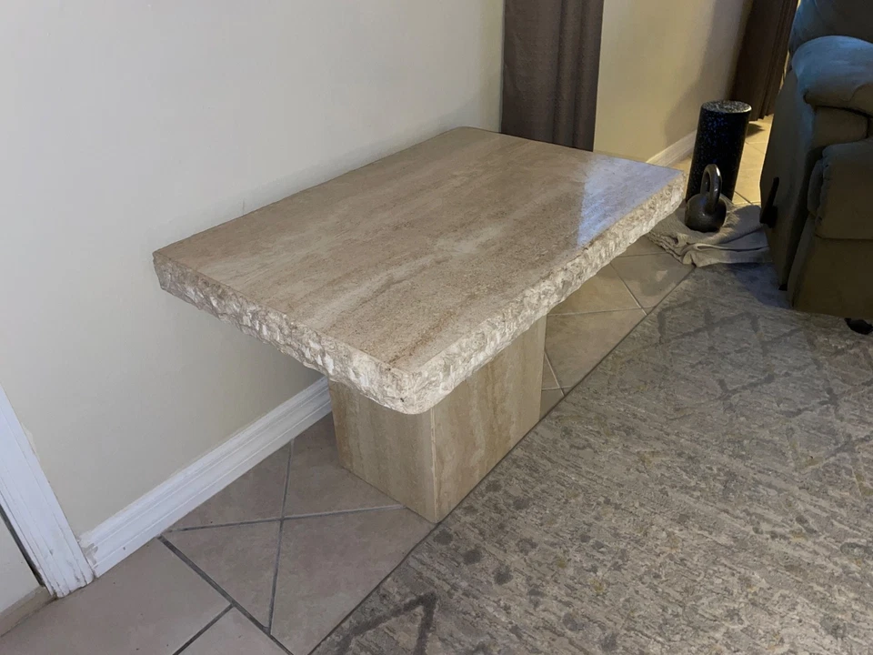 Mesa italiana de travertino de borde crudo Foto 3 de 4