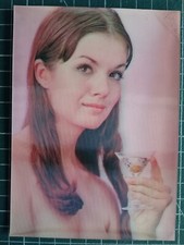 AV241 CPM photo modèle féminin - lenticulaire jeune femme cligne de l'oeil