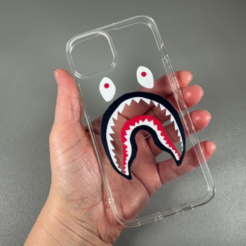 Funda Personalizada para iPhone 13 - Mordedura de Tiburón Inspirada en Streetwear | Recubrimiento Ajustable Transparente - Imagen 3 de 12