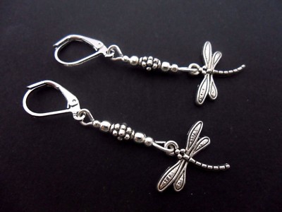 EIN PAAR HÜBSCHE TIBETISCHE SILBER DANGLY DRAGONFLY HEBELBACK HAKENRINGE. NEU.