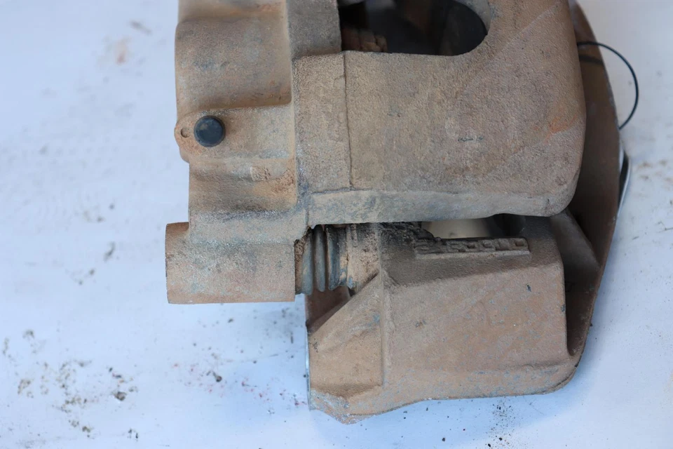 Pinza de freno trasera izquierda GMC SIERRA 2500 2011-2019 OEM Foto 3 de 4