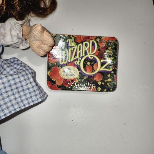 Coppia di bambole Il Mago di Oz - Dorothy & Lo Spaventapasseri - Collezione Merry O 1998-Wbt - Foto 12 di 18