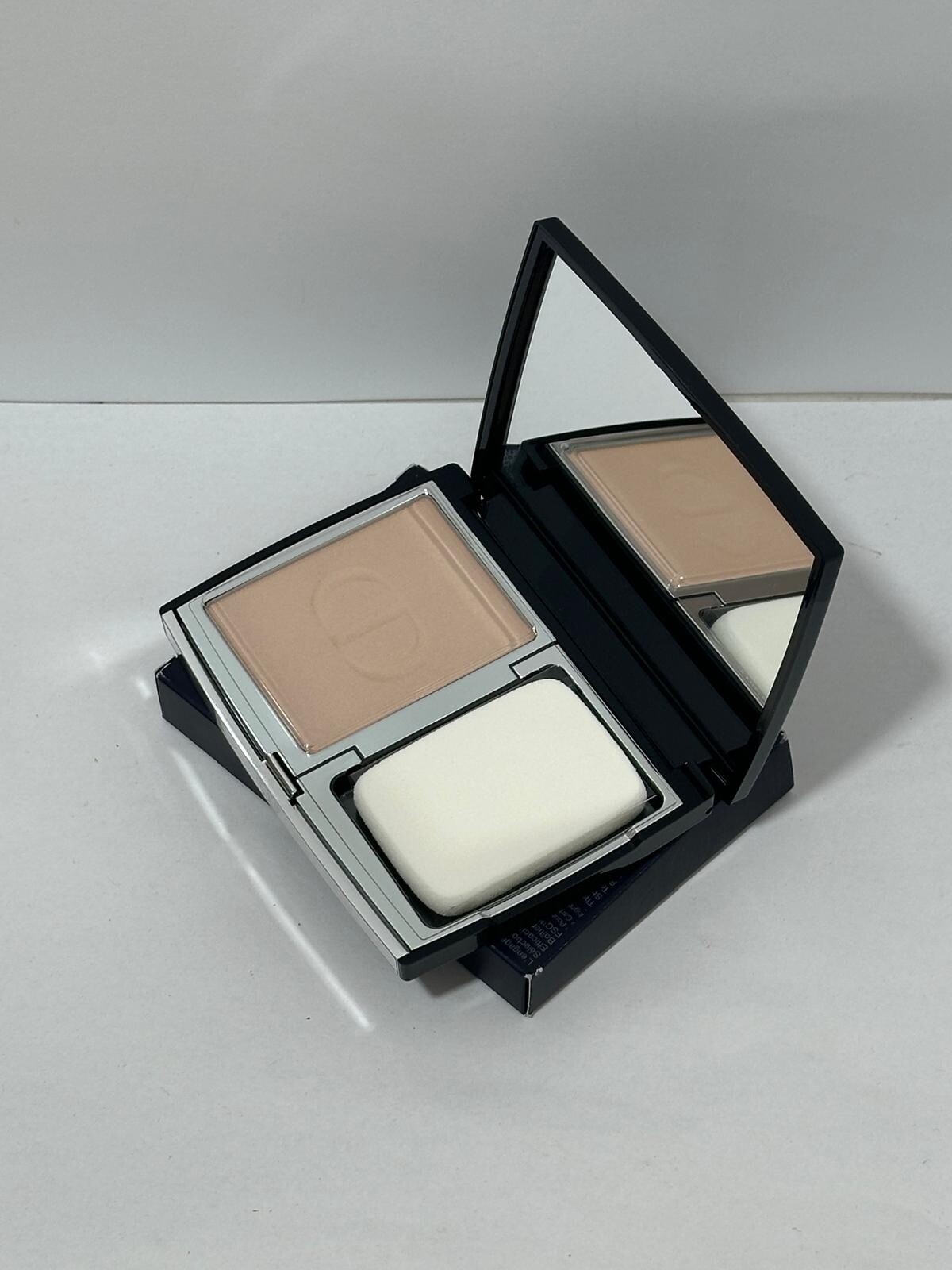 DIOR Forever Natural Velvet Compact Foundation Shade 3 Neutral for Flawless Matte Finish