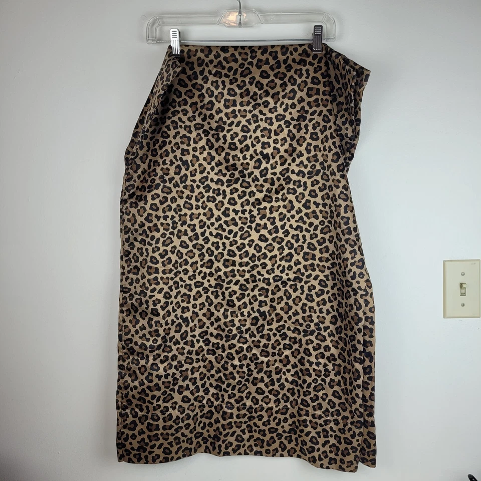 Par de fundas de almohada satinadas Mainstays estampado leopardo negro y tostado 20 x 32 pulgadas Foto 2 de 4