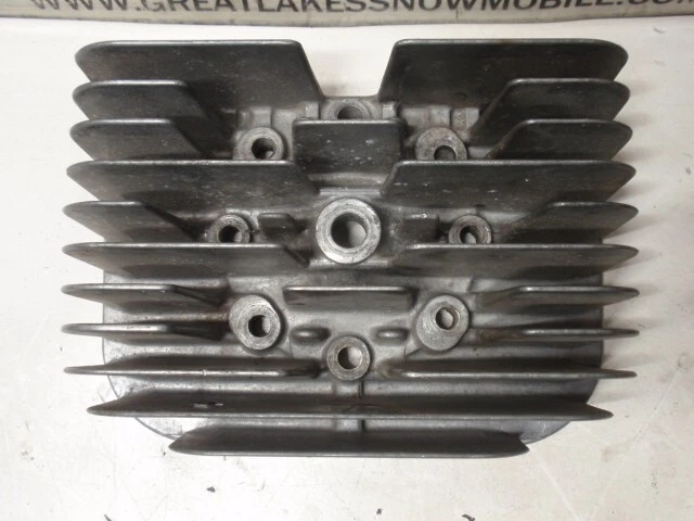 Bonitas aletas cabeza magnética derecha moto de nieve Yamaha GPX 433 de colección Foto 2 de 4