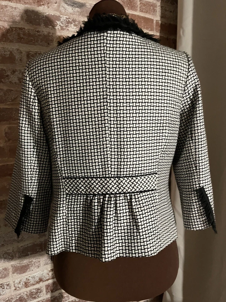 Blazer Chaqueta Corta de Carrera Elegante Mercado Negro Casa Blanca para Mujer Talla 10’s Foto 4 de 4