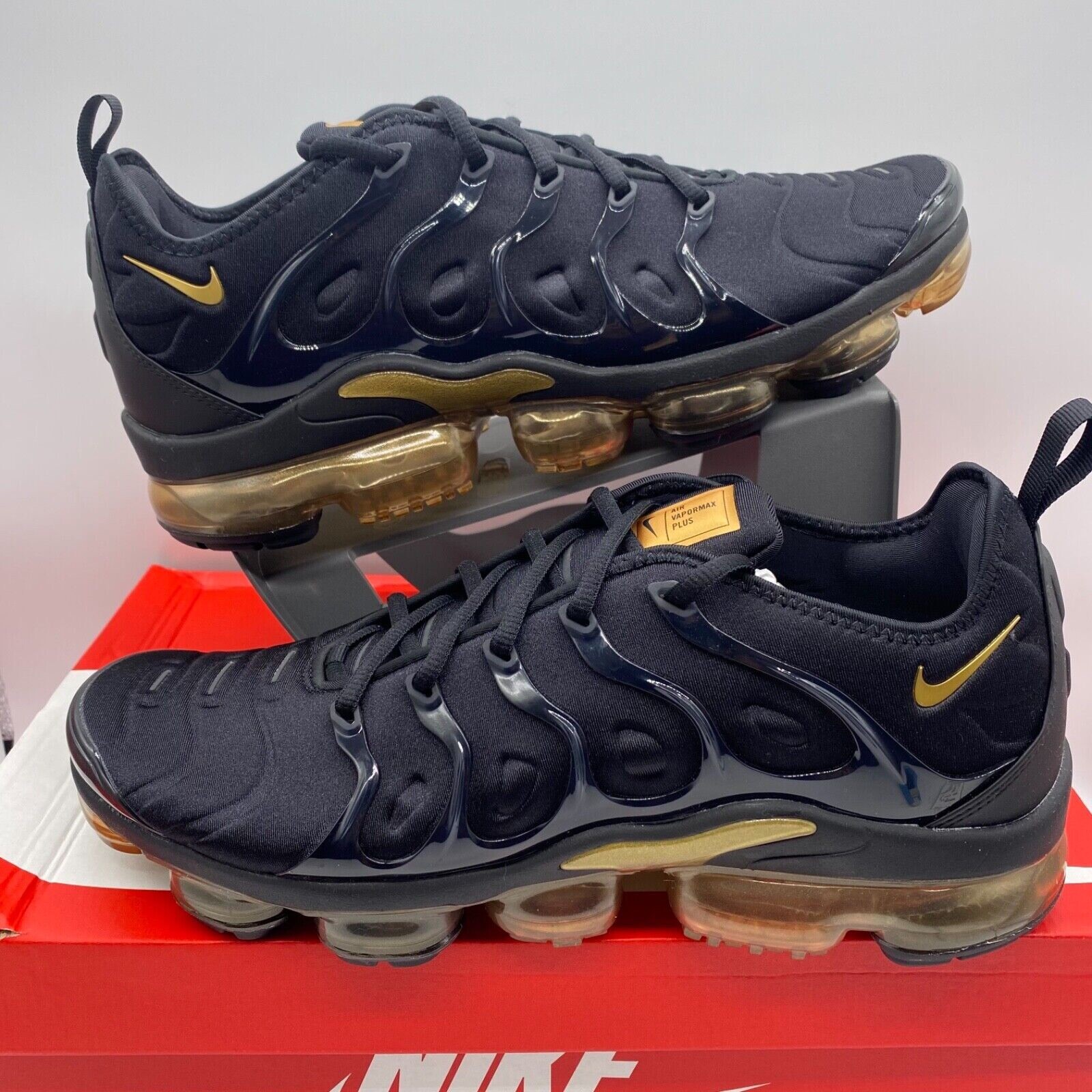 nike black and gold vapormax plus