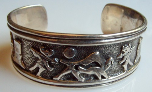 Vintage Navajo Silver Buffalo Hunt & Costumed Hunters Storyteller Bracelet - Picture 4 of 10