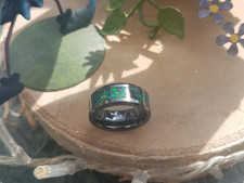 Traumhafter Keramikring mit Smaragd Opal Inlay, Gr. 52