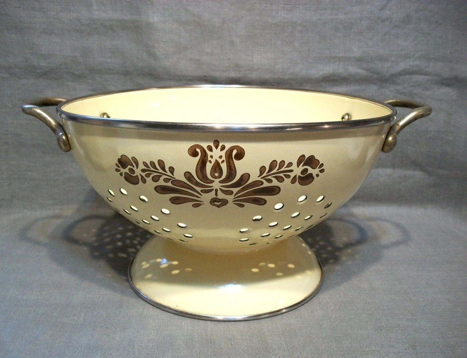 Vintage Pfaltzgraff Village Collection 2 Handled Metal Colander Brown & Tan