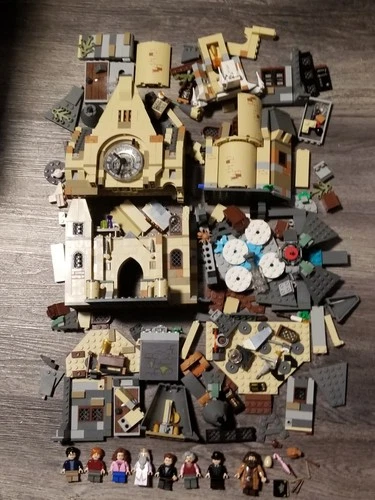 LEGO Harry Potter Hogwarts Castle & 8 Minifigures Set Missing parts Please View