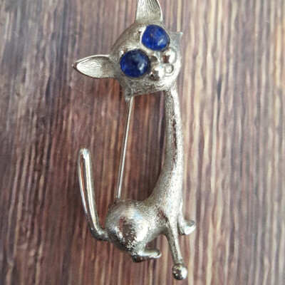 Vintage Danson silvertone long neck cat brooch big blue eyes pin jewelry 